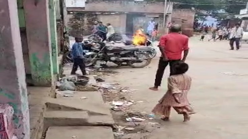 बहराइच: बाइक में अचानक लगी आग, जलकर हुई राख, Video वायरल