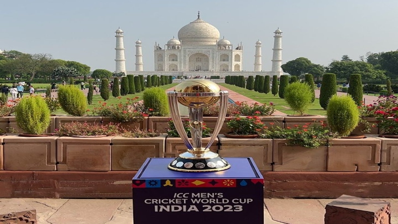 ICC Cricket World cup 2023 : आगरा पहुंची चमचमाती ट्रॉफी, ताजमहल में पर्यटकों ने ली सेल्फी 