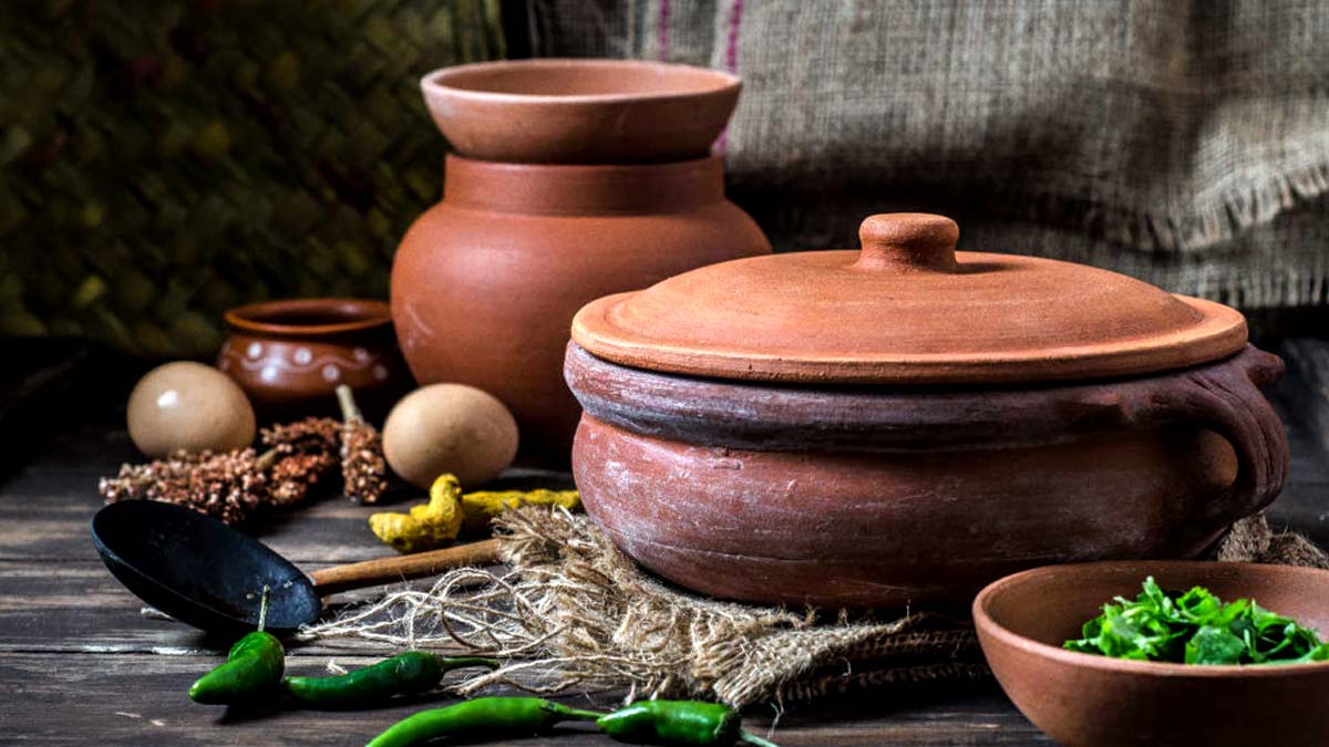 Earthen Utensils: मिट्टी के बर्तन में खाना बनाने के फायदे 