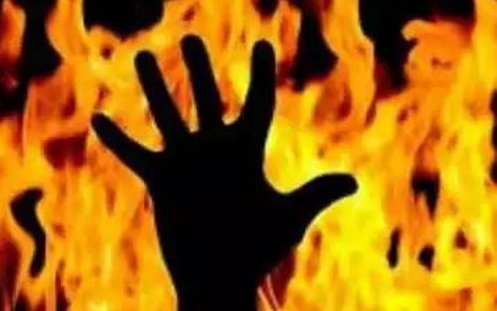 कर्ज में डूबे पिता ने तीन बच्चों को जलाकर मार डाला, खुद को भी किया आग के हवाले 