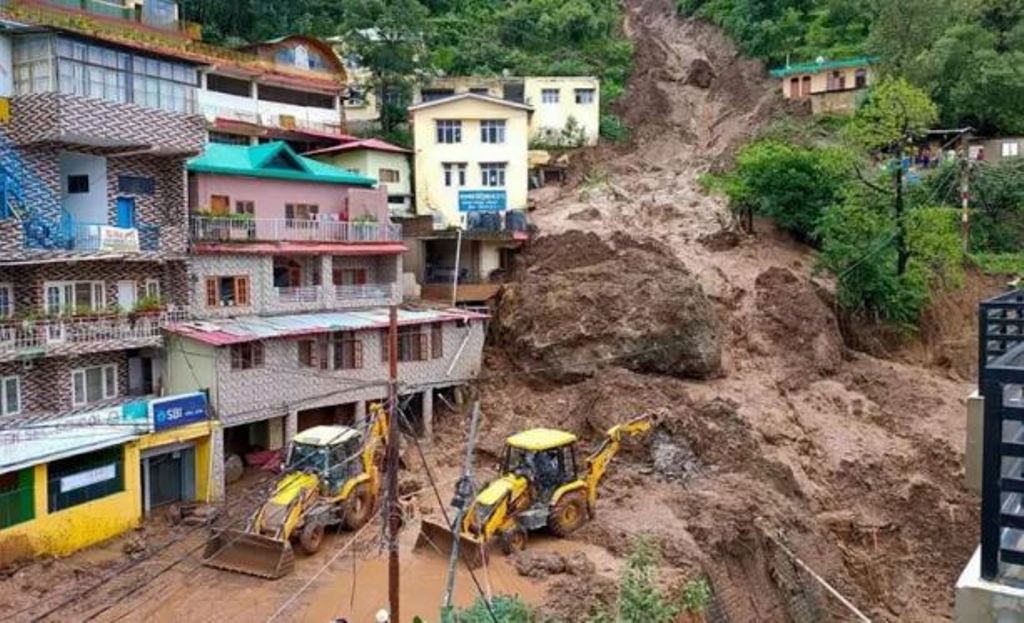 हिमाचल में बारिश का कहर: ढह रहे मकान, दरक रहे पहाड़, भूस्खलन और बाढ़ से मरने वालों की संख्या हुई 60 