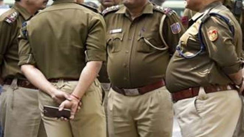 फर्रुखाबाद में दो पुलिस सब इंस्पेक्टर निलंबित व 5 इंस्पेक्टर स्थानांतरित