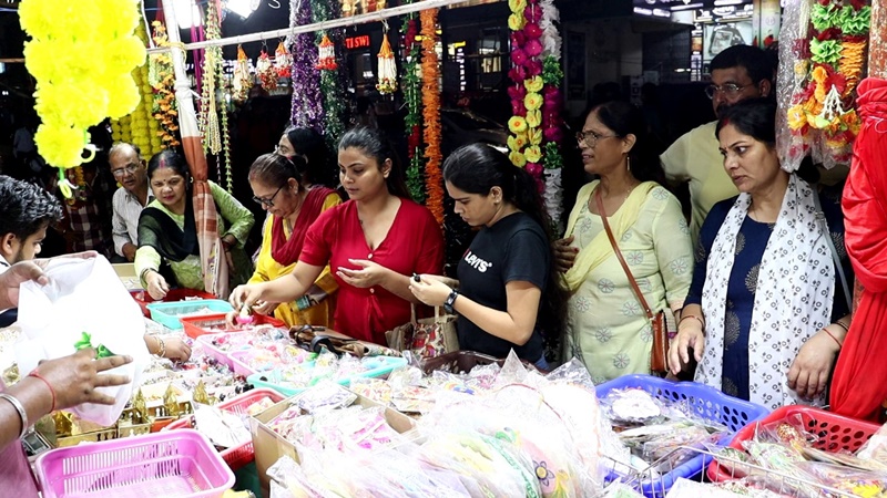  Krishna Janmashtami: लखनऊ में श्रीकृष्ण जन्माष्टमी की धूम, लड्डू गोपाल की मूर्ति और पोशाक से बढ़ी बजारों में रौनक