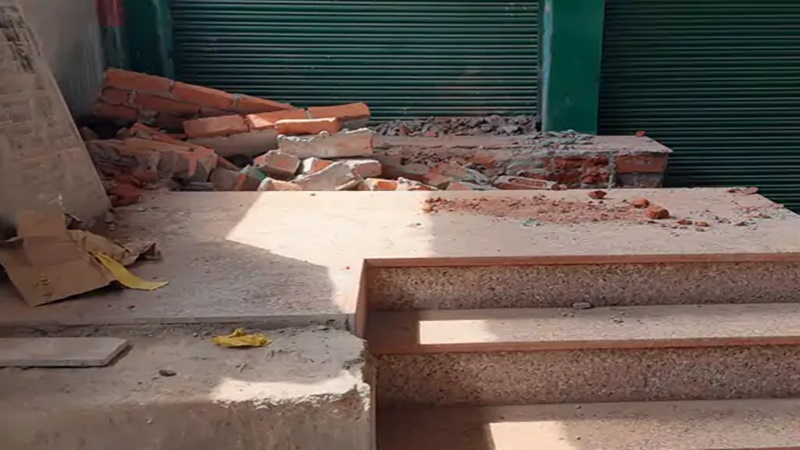 हरदोई: नगर पालिका की नोटिस के बाद सपा कार्यालय से हटायी गई मुलायम सिंह यादव की प्रतिमा, जानें वजह 