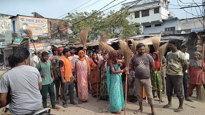 बहराइच: हाथ में झाड़ू लेकर सफाईकर्मियों ने किया चक्काजाम, बोले- नौकरी भी नहीं कर रहे स्थाई