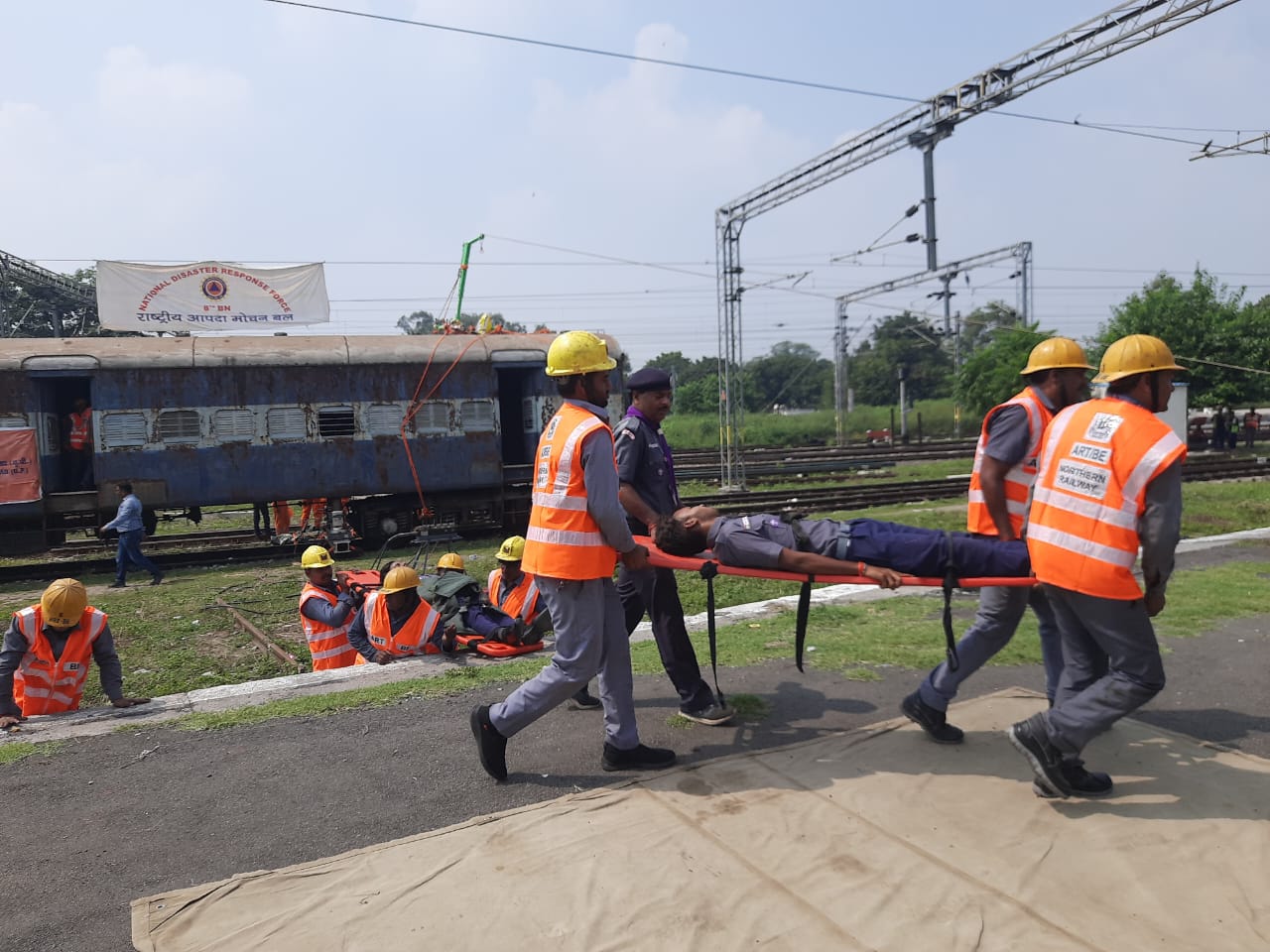 बरेली जंक्शन पर स्पेशल ट्रेन डिरेल होने की सूचना पर मचा हड़कंप, NDRF की टीम ने किया राहत बचाव कार्य