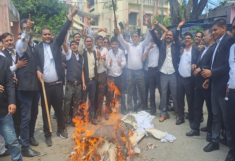 मुरादाबाद : प्रमुख सचिव गृह और डीजीपी का पुतला फूंक कर अधिवक्ताओं ने जताया विरोध