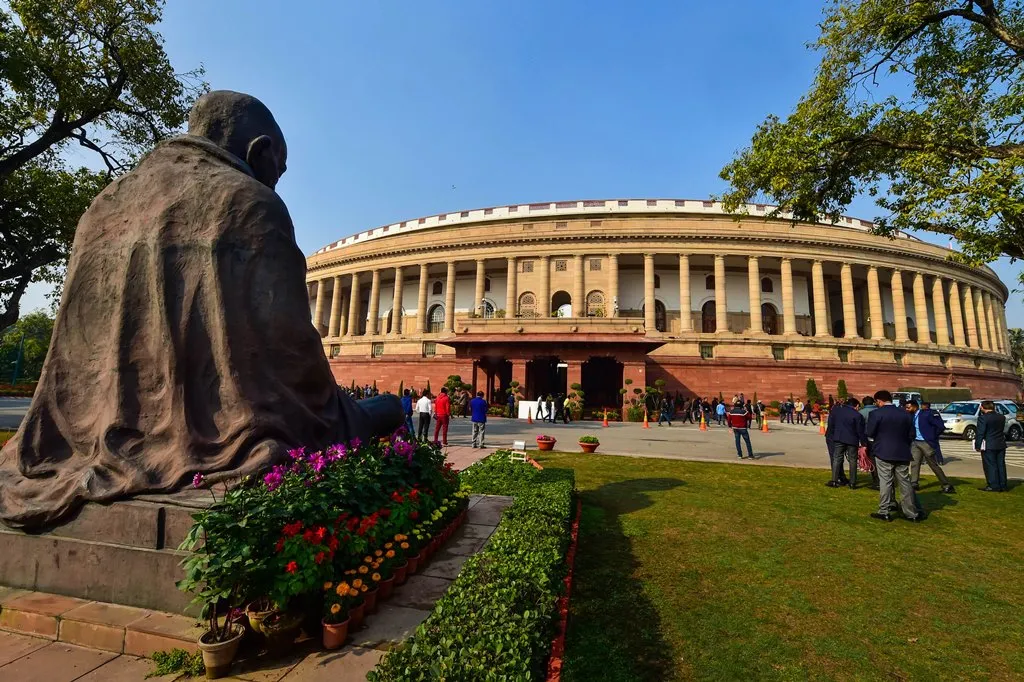 कई महत्वपूर्ण घटनाक्रम औ्रर  देश की लोकतंत्रिक यात्रा का साक्षी रहा पुराना संसद भवन 