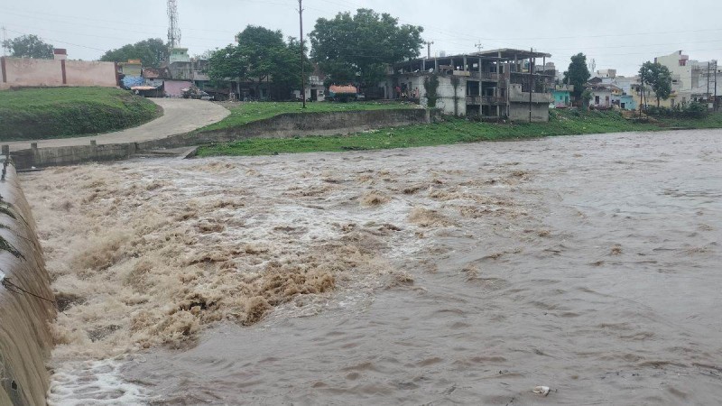 मध्यप्रदेश में भारी बारिश, नदी नाले उफान पर, स्कूलों में अवकाश घोषित