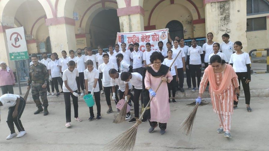 अयोध्या : स्वच्छता अभियान में एनसीसी कैडेट्स के साथ छात्राओं ने किया श्रमदान 