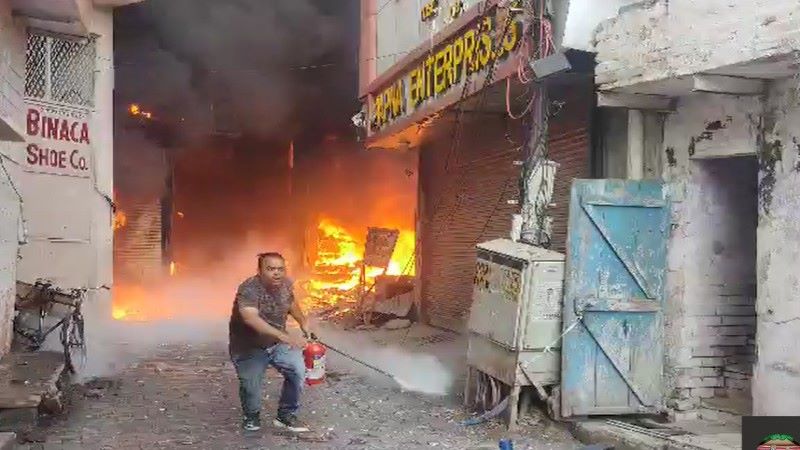 आगरा : जूता सोल की दुकान में लगी भीषण आग, करोड़ों का सामान जलकर खाक 