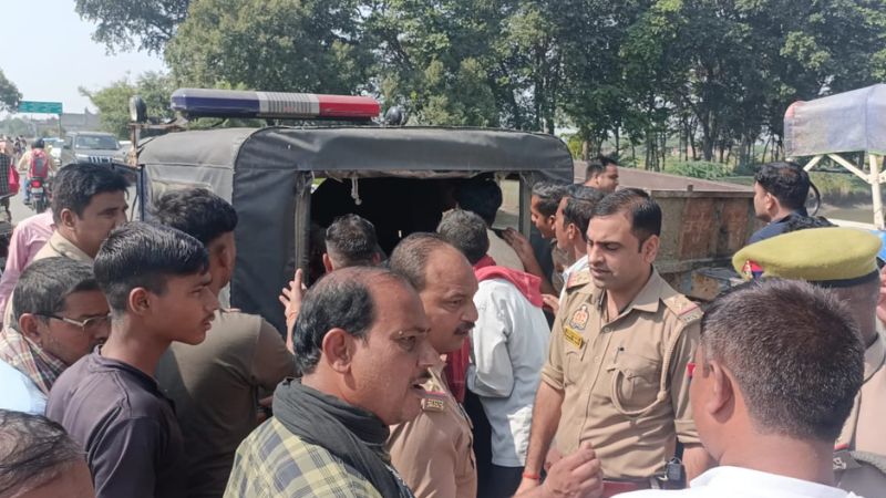 Etawah News: कार से टकराई बाइक… पति, पत्नी व बच्चा नहर में गिरा, युवक की हालत गंभीर, जानें- पूरा मामला