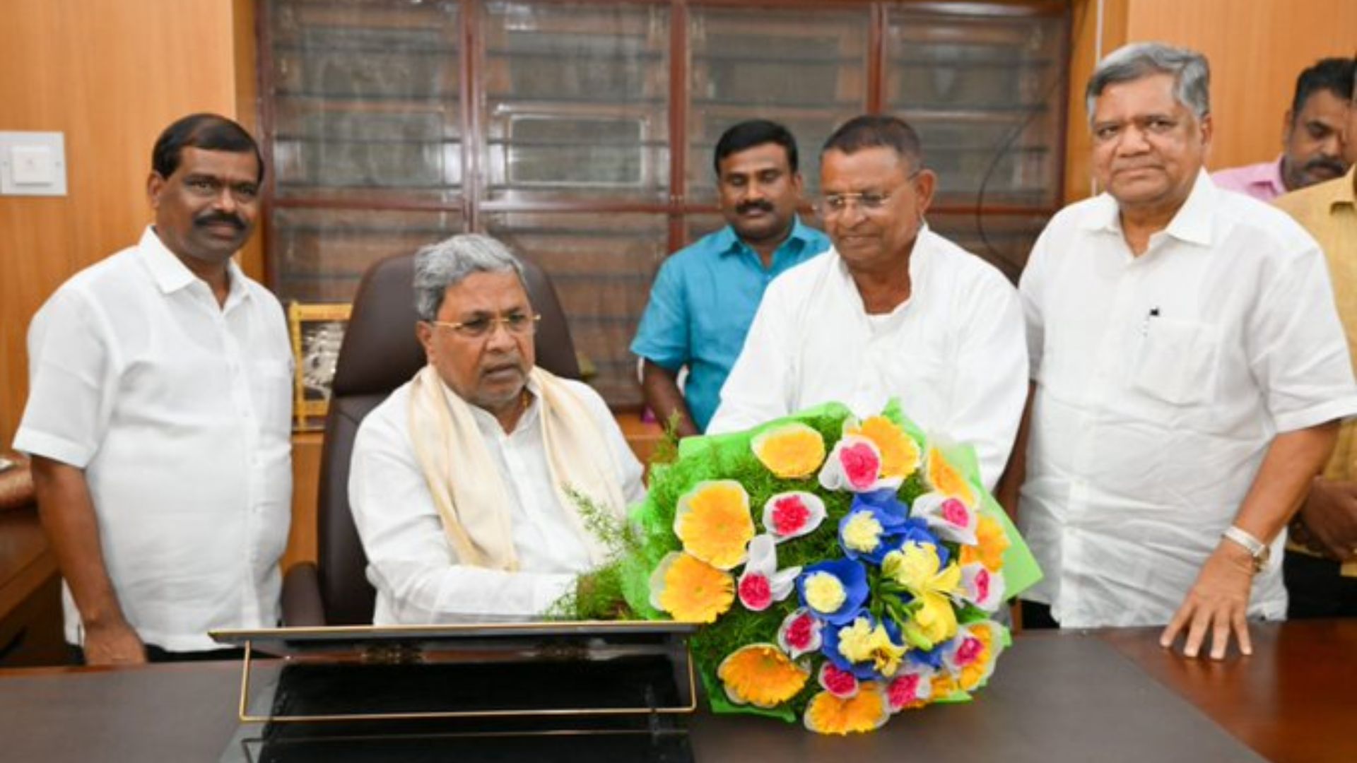 भाजपा के दो पूर्व विधायकों ने सिद्धरमैया से की मुलाकात, कांग्रेस में शामिल होने की जताई इच्छा 