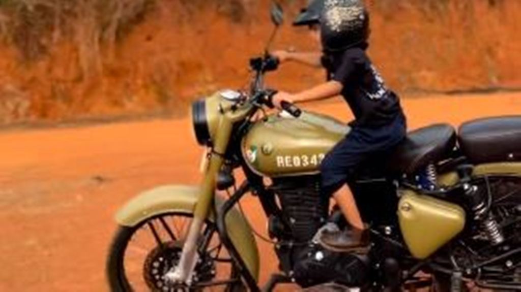 VIRAL VIDEO: 4 साल के बच्चे ने चलाई Royal Enfield,वीडियो देखकर रह जाएंगे दंग  