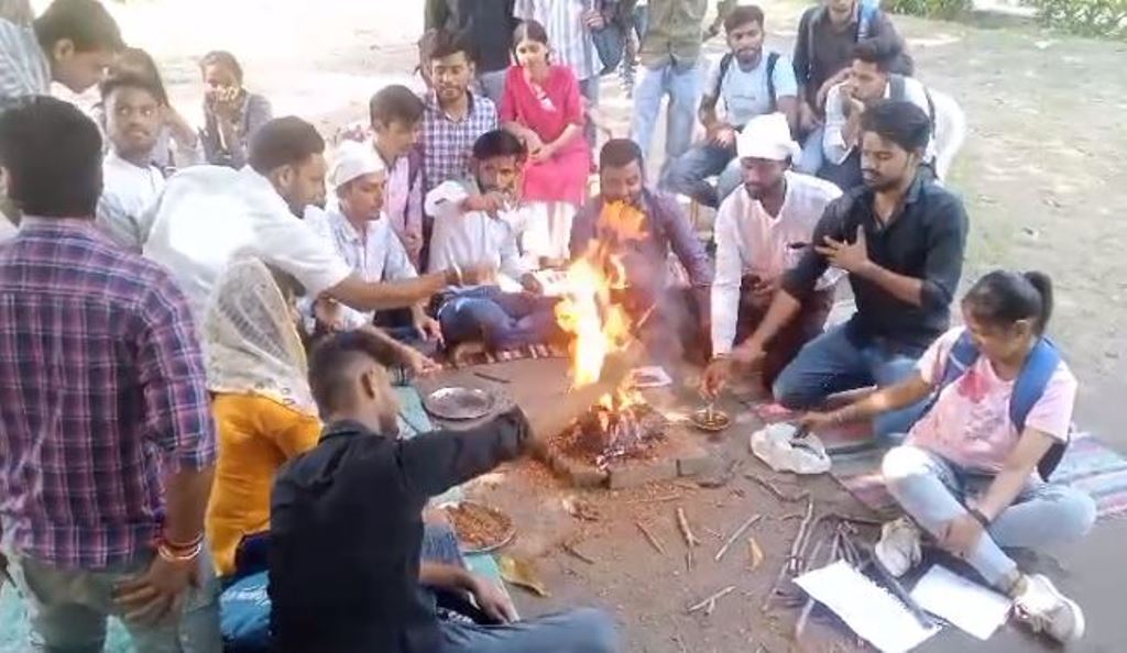 बरेली: कुलपति की बुद्धि-शुद्धि के लिए ABVP के छात्र-छात्राओं ने किया हवन, चीफ प्रॉक्टर पर लगाए गंभीर आरोप 