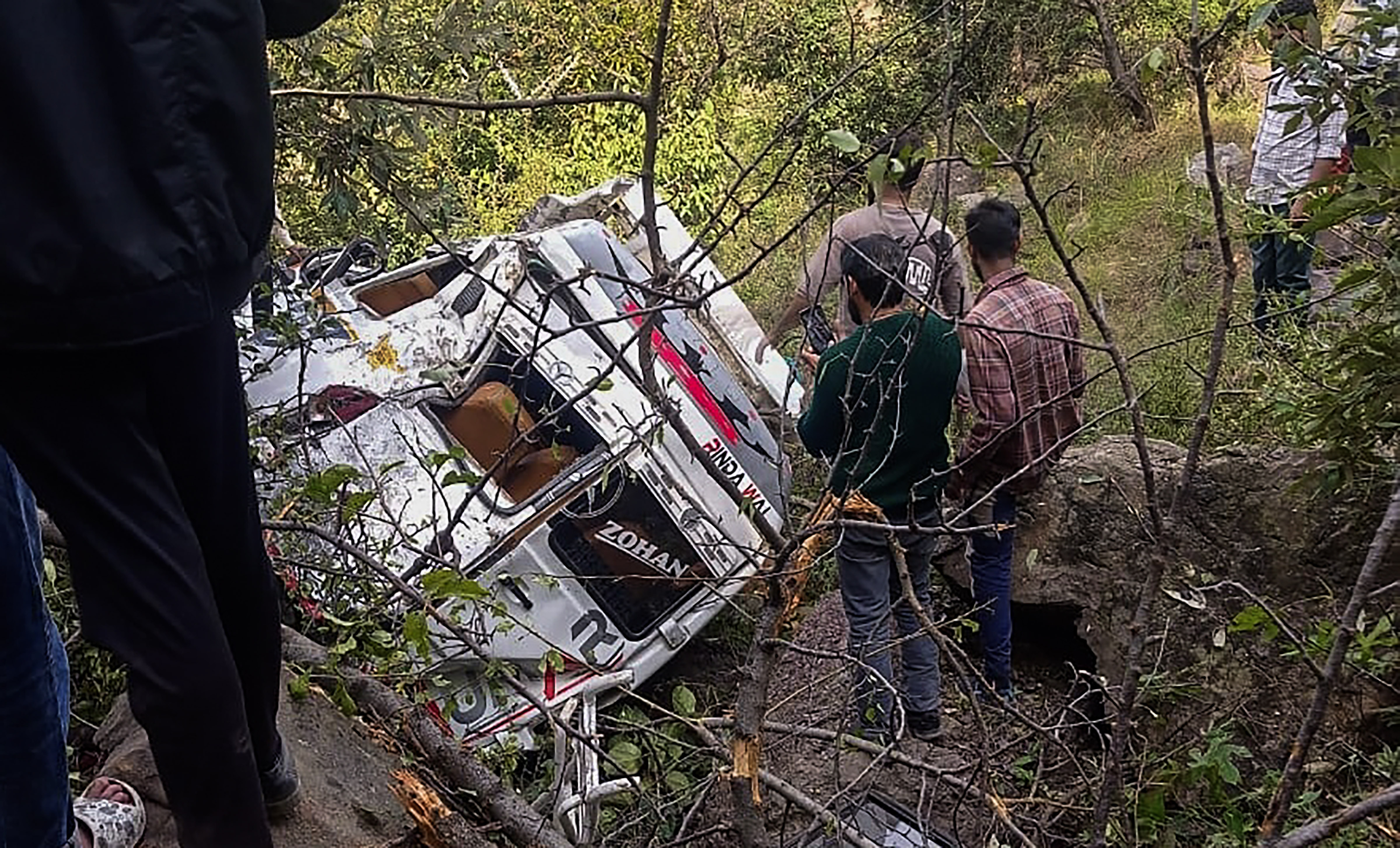 जम्मू कश्मीर के राजौरी में मिनी बस खाई में गिरी, तीन यात्रियों की मौत,15 अन्य घायल