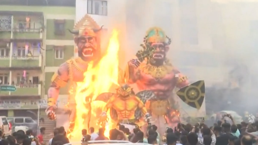 गोवावासियों ने दिवाली पर ‘नरकासुर’ के पुतले जलाए, मुख्यमंत्री ने की स्थानीय उत्पाद खरीदने की अपील  