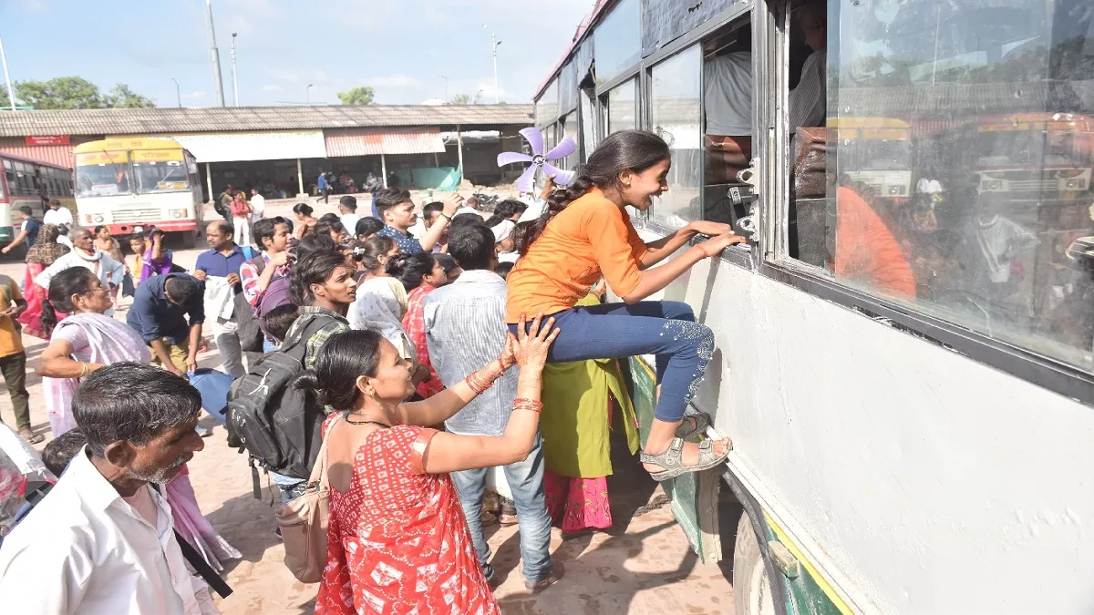 बरेली: दिवाली के बाद फिर बढ़ी यात्रियों की भीड़, नहीं मिल रहीं बसें