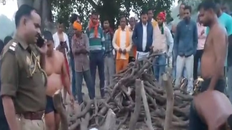 गोंडा : दोबारा पोस्टमार्टम के लिए पुलिस ने चिता से उठवाया शव, जानें क्या है मामला 