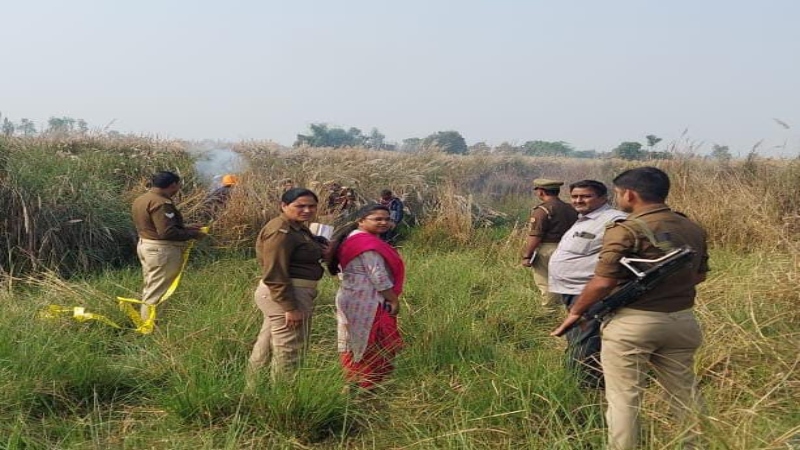 गोंडा : मजिस्ट्रेट की मौजूदगी में नदी के कछार से खोदकर निकाला गया महिला का शव 