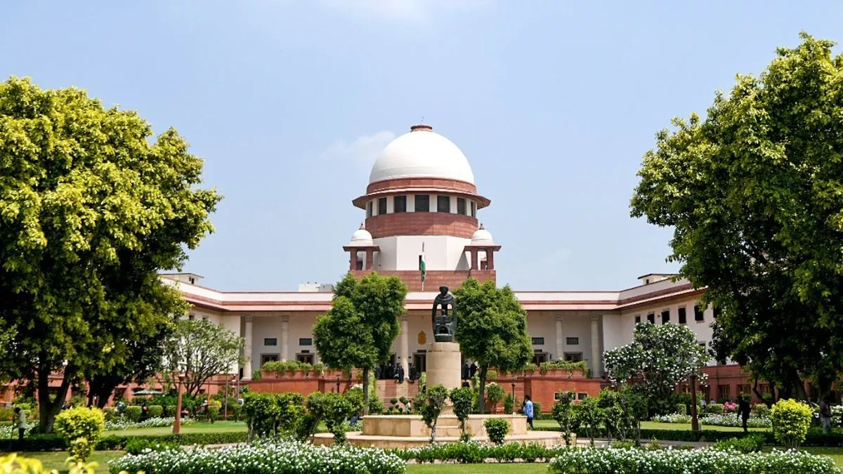 SC: सत्तारूढ़ दल पर चुनावी लाभ के लिए लोक सेवकों का इस्तेमाल के आरोप का याचिका खारिज