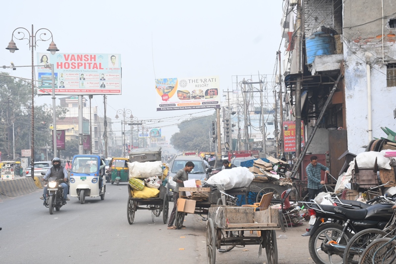 बरेली: ईसाइयों की पुलिया की तरह ईंट पजाया के फुटपाथों पर लगने लगा है बाजार