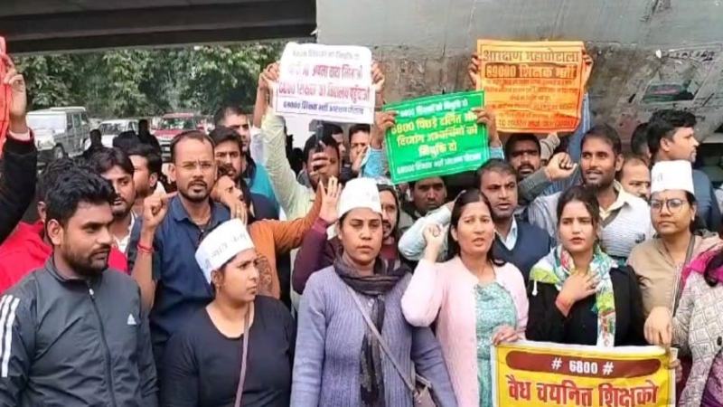 69000 शिक्षक भर्ती : अभ्यर्थियों ने बसपा कार्यालय पर किया प्रदर्शन, Mayawati से नियुक्ति की लगाई गुहार