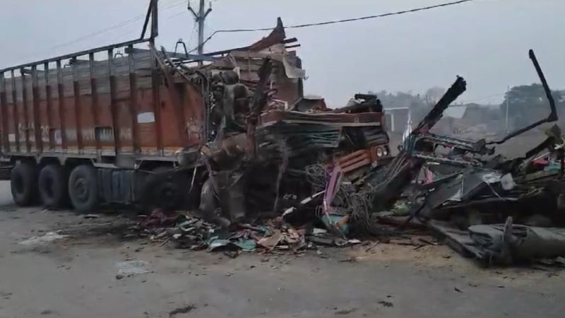 Auraiya Accident: दो ट्रकों की आमने-सामने टक्कर, एक चालक की मौत, दूसरा घायल, हादसे के बाद वाहन के उड़े परखच्चे