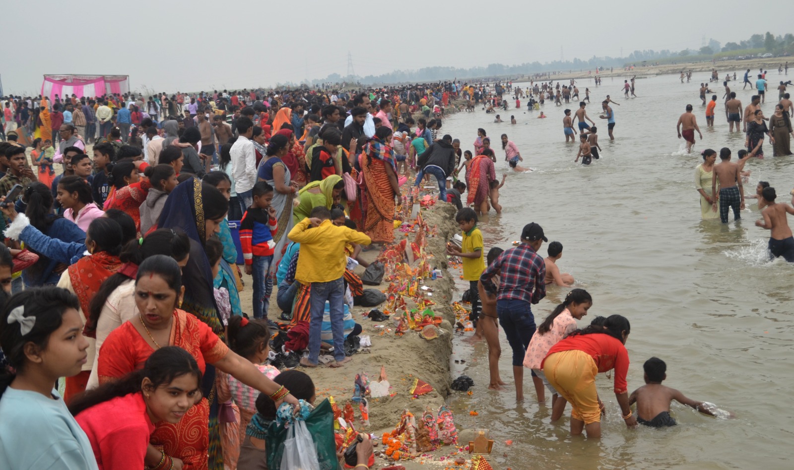 पीलीभीत: हर हर गंगे से गूंज उठे घाट, श्रद्धालुओं ने लगाई आस्था की डुबकी, ब्रह्मचारी घाट पर लगा मेला