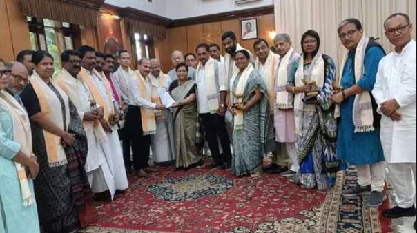 मणिपुर: राज्यपाल से 10 दलों के प्रतिनिधिमंडल ने मुलाकात कर की शांति की वार्ता अपील