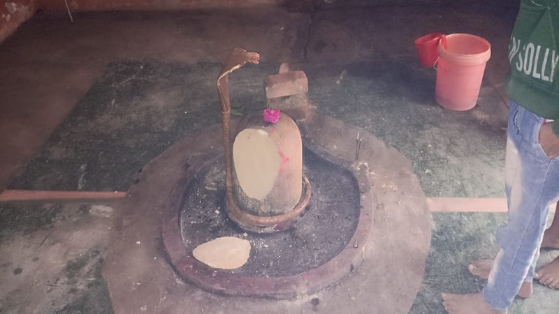 हरदोई: बाणेश्वर महादेव मंदिर के शिवलिंग से छेड़छाड़, डेढ़ कुंटल वजन के कई घंटे चोरी