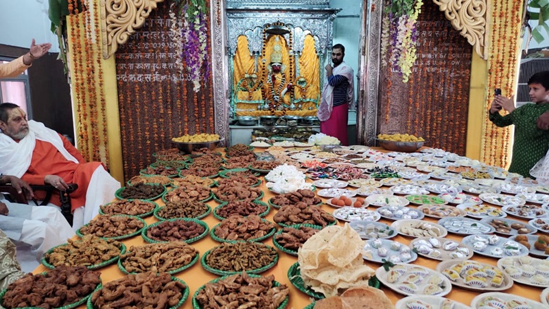 अयोध्या: रामनगरी के मंदिरों में रामलला को लगा 56 व्यंजनों का भोग 
