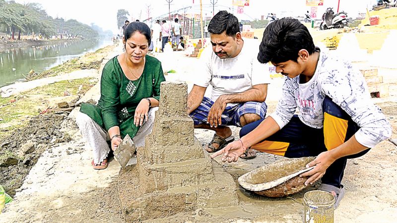 Chhath Puja 2023: छठ पूजा 17 नवंबर से हो रही शुरू, गन्दगी के बीच वेदी बनना शुरू, नहीं हुई पूरी सफाई 