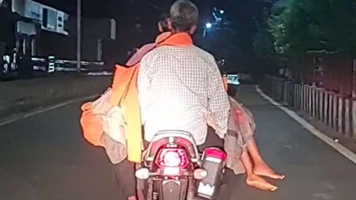 MP: मोटर साइकिल से शव लेकर जाने का वीडियो वायरल, हटाए गए दो सुरक्षागार्ड 