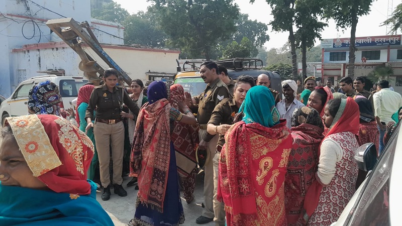 अमरोहा : प्रधान के पति को गोली मारने के आरोपी को ले जा रही पुलिस का वाहन रोका, नोकझोंक