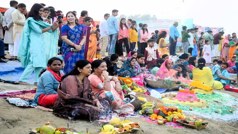 मुरादाबाद : अस्ताचलगामी सूर्य को अर्घ्य देकर की छठ मइया की पूजा