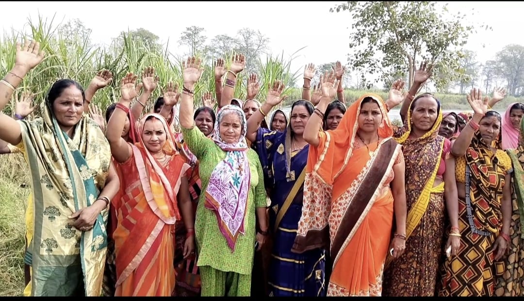 खटीमा: वन महोलिया के छठ घाट पर अवैध कब्जे को लेकर महिलाओं ने किया प्रदर्शन