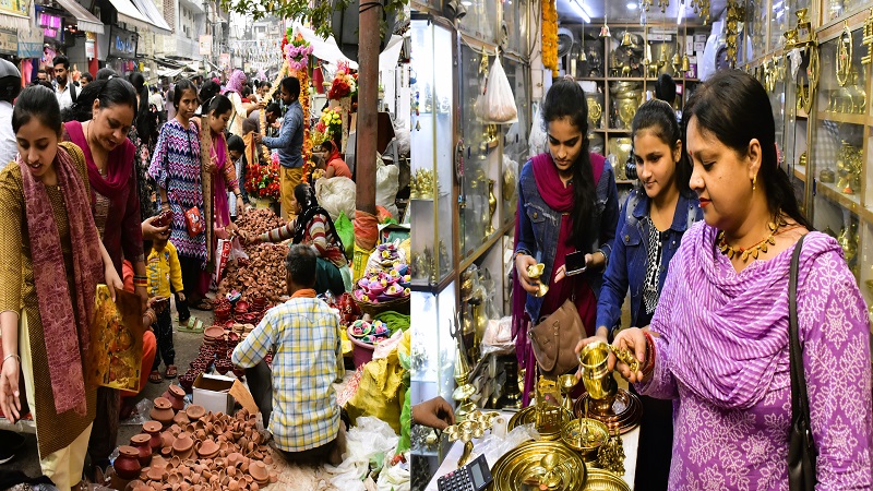 मुरादाबाद : धनतेरस पर बाजारों में जमकर हुई धनवर्षा,  700 करोड़ का हुआ कारोबार