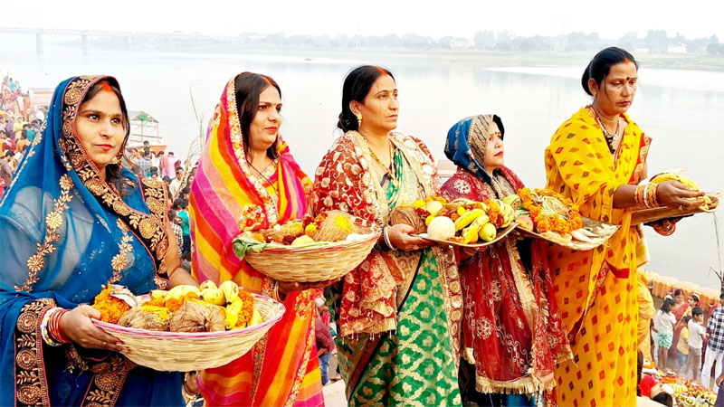 छठ पूजा: अस्ताचलगामी सूर्य को माताओं ने दिया अर्घ्य, पति व बच्चों के लिए भगवान भास्कर व छठी मइया से मांगा आशीष 