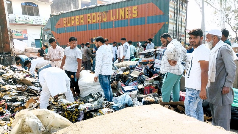  मुरादाबाद: परचून से भरे ट्रक में लगी आग, लाखों का सामान जलकर राख