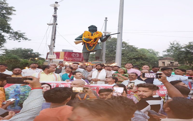 वीरांगना उदा देवी पासी की शहादत दिवस के मौके पर केंद्रीय राज्यमंत्री कौशल किशोर के नेतृत्व में निकाली गई दीपयात्रा