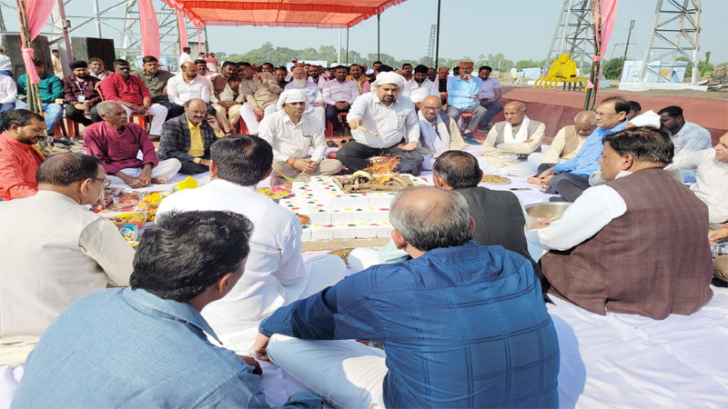 बहराइच: सांसद प्रतिनिधि ने आईपीएल चीनी मिल के सत्र का किया शुभारंभ, पूजा के बाद किसानों का किया गया सम्मान