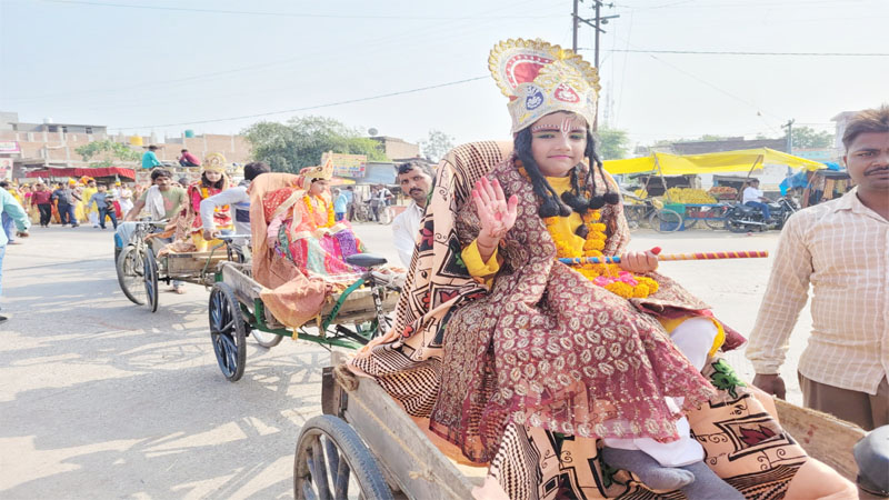 बहराइच: भागवत कथा में सुंदर झांकियों ने मोहा मन, कलश यात्रा के साथ श्रीमद्भागवत ज्ञान यज्ञ का हुआ शुभारंभ