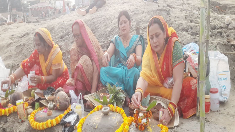 वाराणसी: छठ पूजा का आज तीसरा दिन, खरना परंपरा का पालन करते हुए निर्जला व्रत रखेंगी महिलाएं, 36 घंटे रहेंगी भूखी!