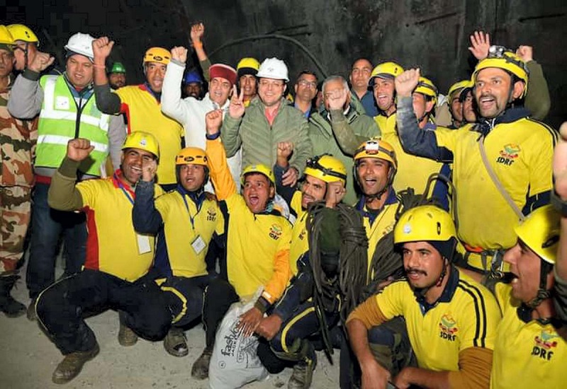 Uttarkashi Tunnel Rescue : सुरंग बचाव अभियान पर विदेशी मीडिया ने कहा- मशीनों पर भारी पड़ी इंसानी मेहनत