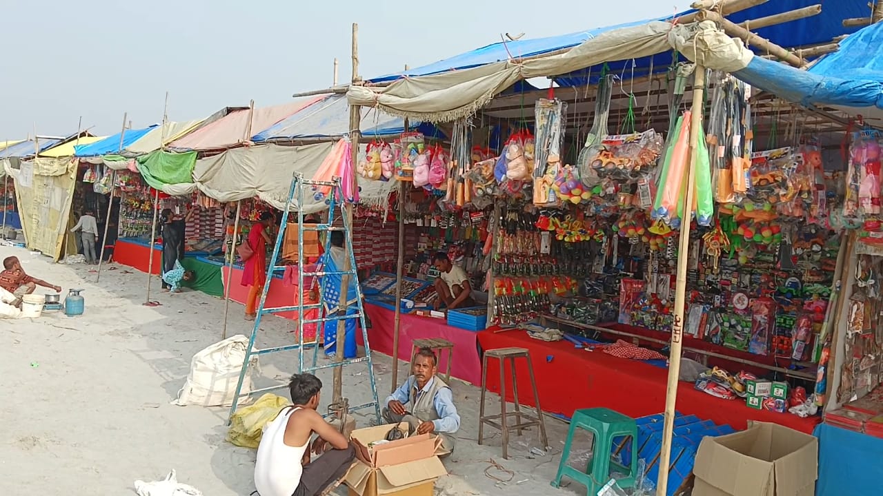 शाहजहांपुर: कार्तिक मेले में लग गईं दुकानें, अब श्रद्धालुओं का इंतजार