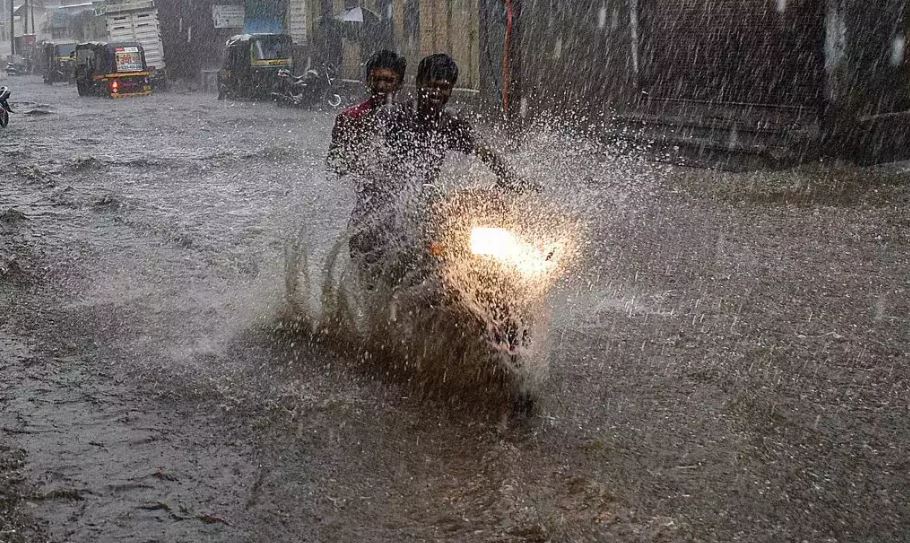 गुजरात में बेमौसम बारिश के बाद बिजली गिरने से 20 लोगों की मौत, अमित शाह ने जताया शोक  