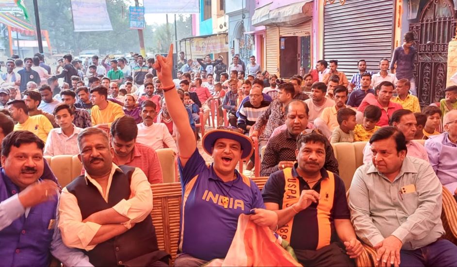 बरेली:  World Cup फाइनल की दीवानगी...भारत-ऑस्ट्रेलिया मैच का जगह-जगह LIVE प्रसारण