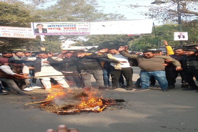 बरेली: भाजपाइयों ने फूंका राहुल गांधी और टीएमसी सांसद कल्याण बनर्जी का पुतला