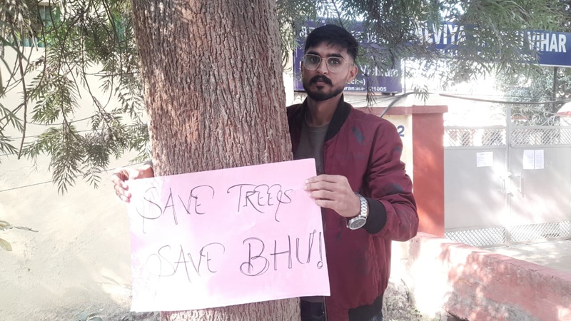 BHU में पेड़ कटाई के विरोध में एनएसयूआई बीएचयू इकाई ने चलाया चिपको आंदोलन